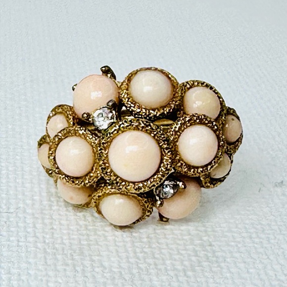 Avon Coral Cluster Dome Vintage Cocktail Adjustable Vintage Golden Tone Ring - Picture 2 of 5